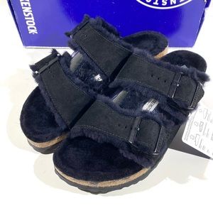 Birkenstock Arizona Fur EU41 (US 10-10.5) Narrow Fit in Black Suede.